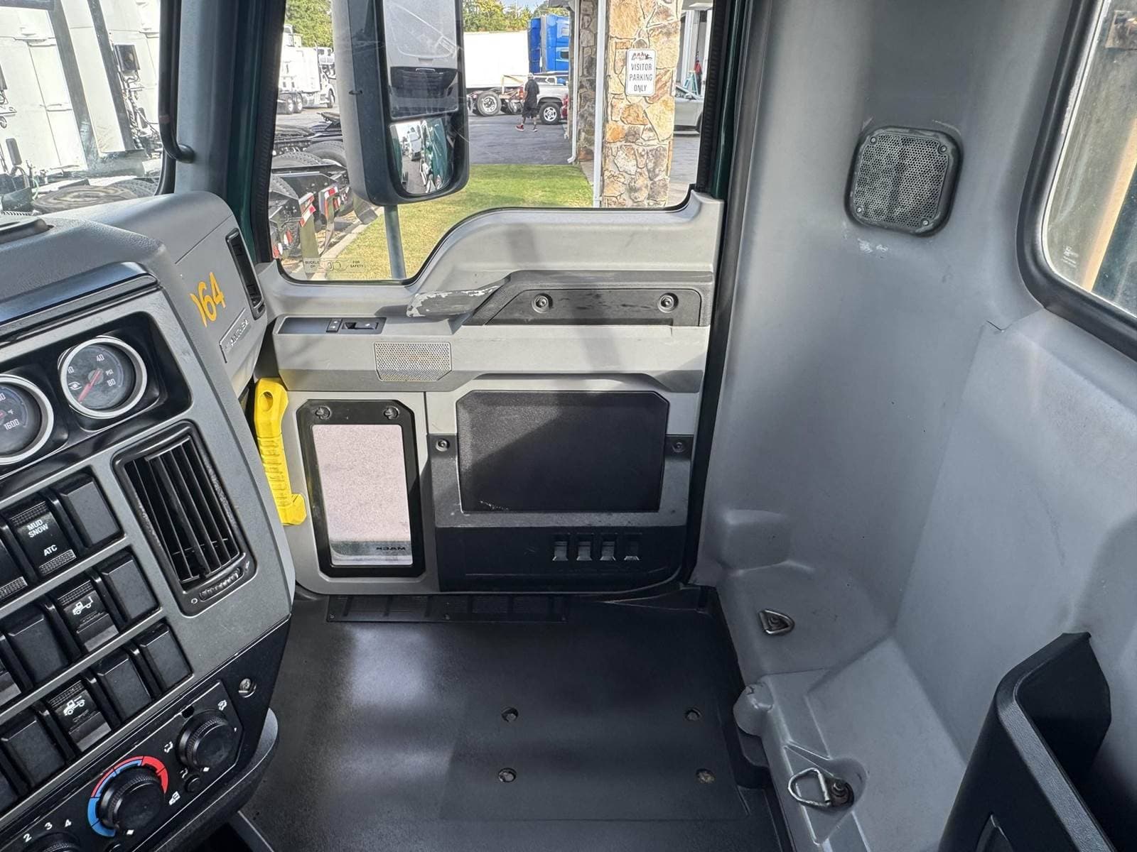 2020 Mack Anthem 64T Day Cab Truck - MP8 415HP, 12 Speed M Drive Automatic image 5