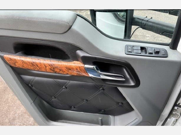 2021 Kenworth T680 image 9