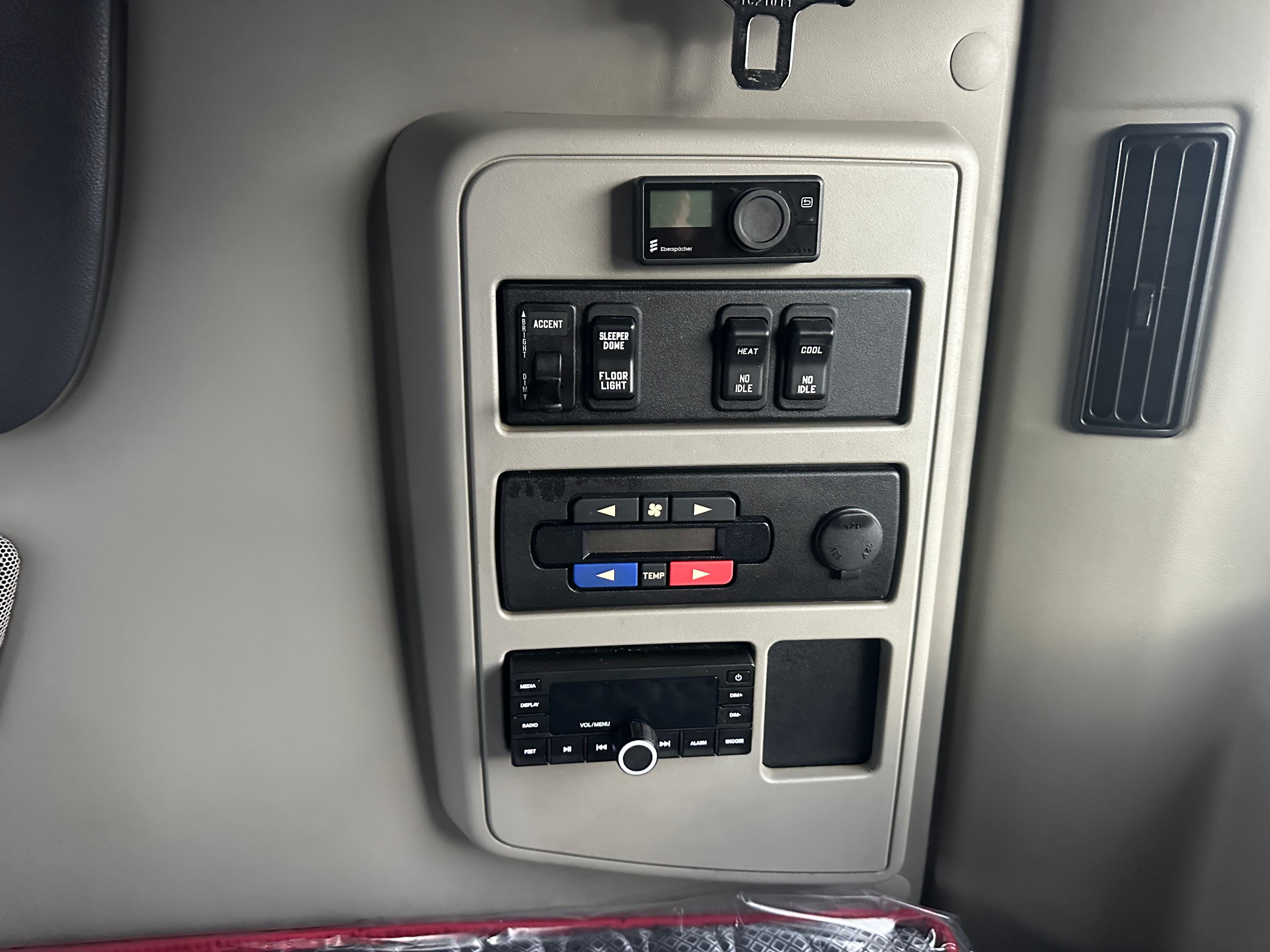 2022 International LT image 32