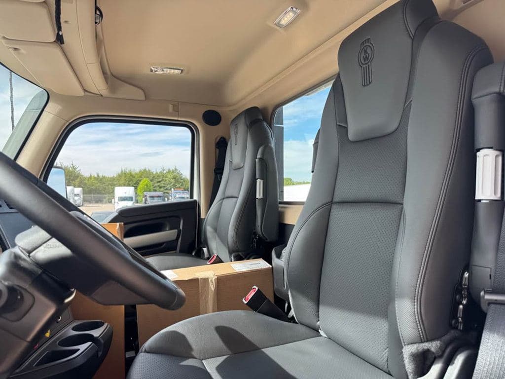 New 2027 KENWORTH T680 image 3