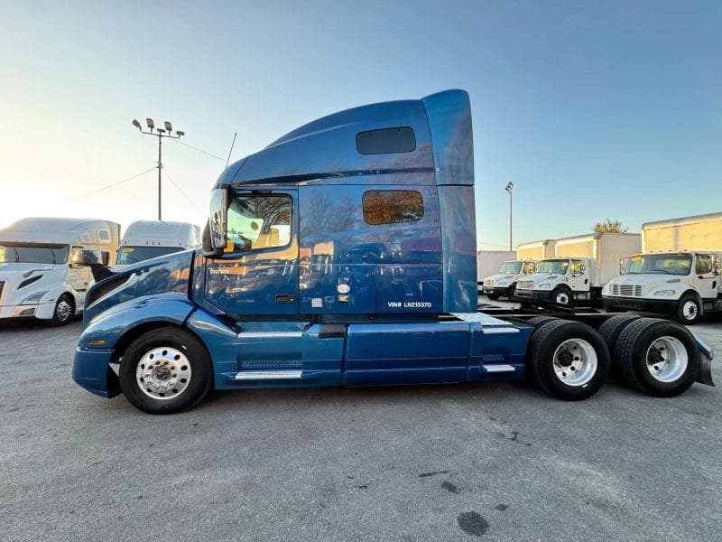 2020 Volvo VNL image 6