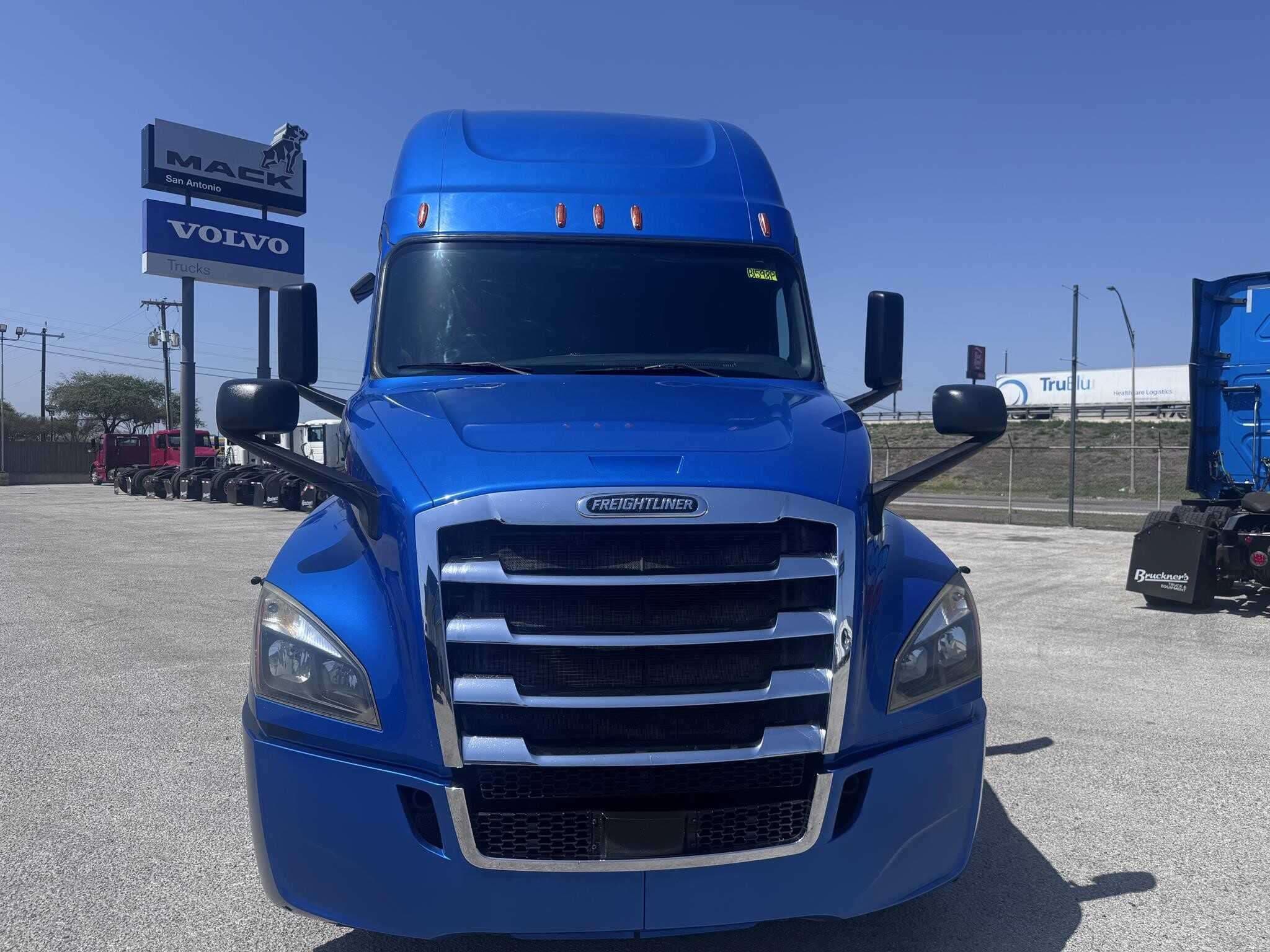 2020 Freightliner Cascadia image 2