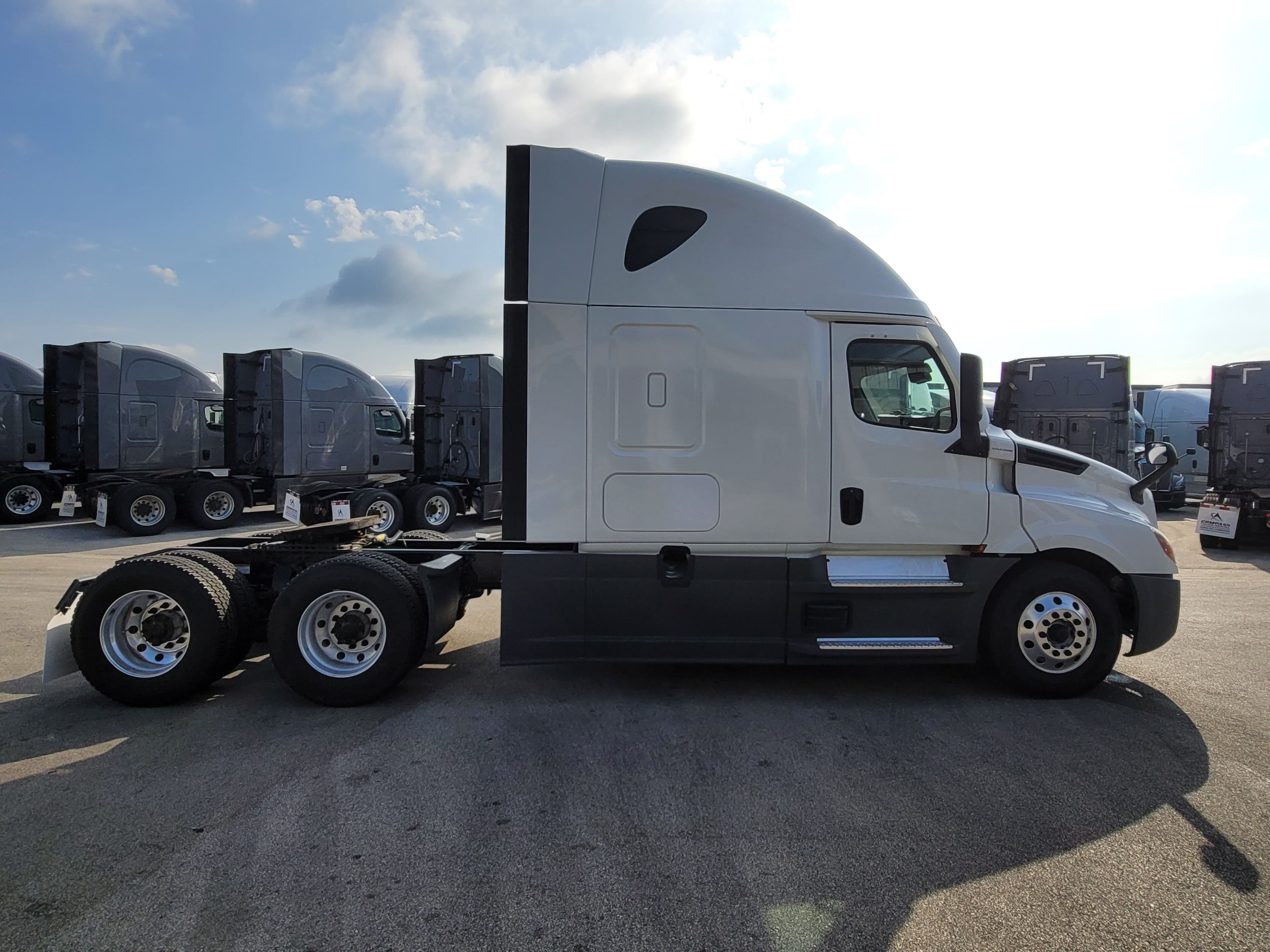2022 Freightliner Cascadia 126 image 4