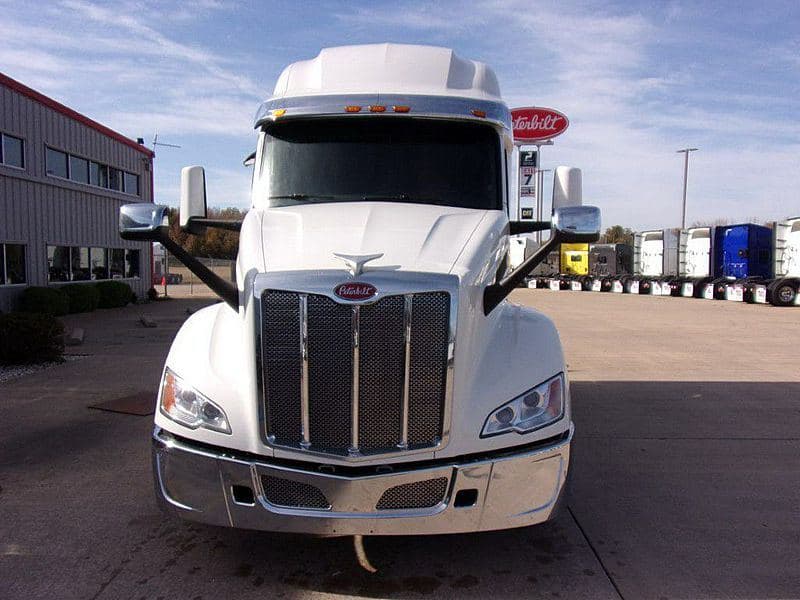2023 Peterbilt 579 image 2
