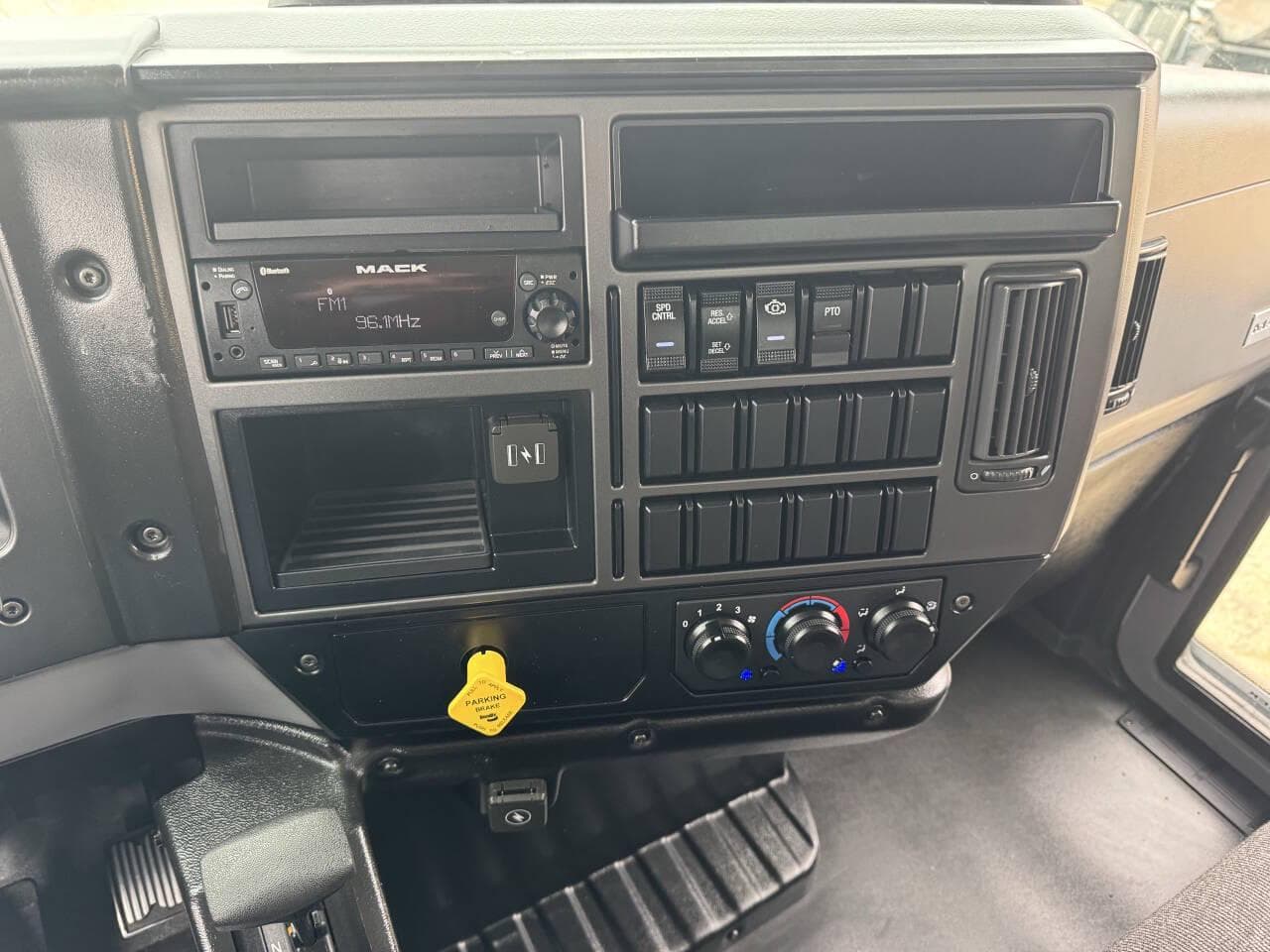 2022 Mack MD6 image 12