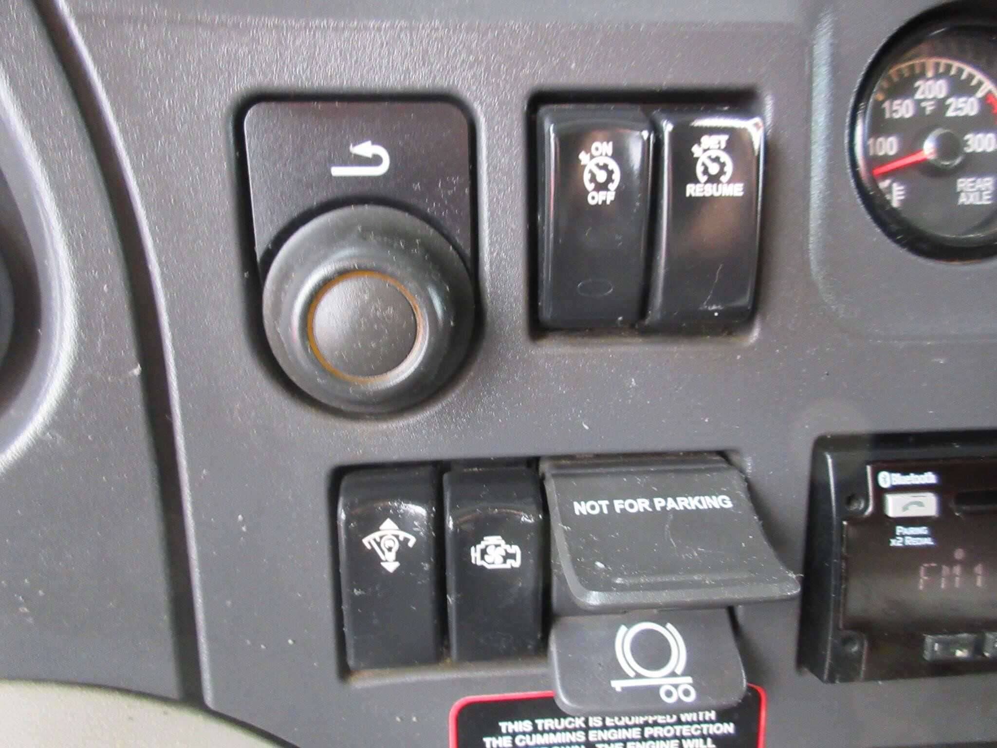 2019 Peterbilt 567 image 10