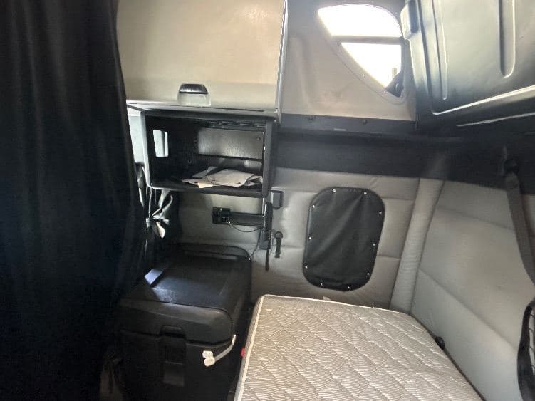 2020 Freightliner Cascadia 126 image 16