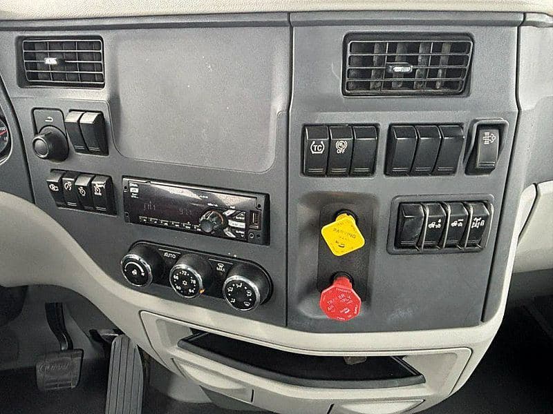 2021 Peterbilt 579 image 11