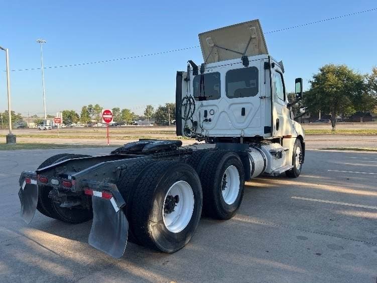 2019 Freightliner Cascadia 126 Day Cab Truck - 435HP, 12 Speed Automatic image 7
