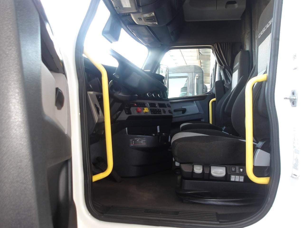 2022 Freightliner Cascadia 126 Sleeper Semi Truck - 72" Double Bunk, Detroit 400HP, Automatic image 9
