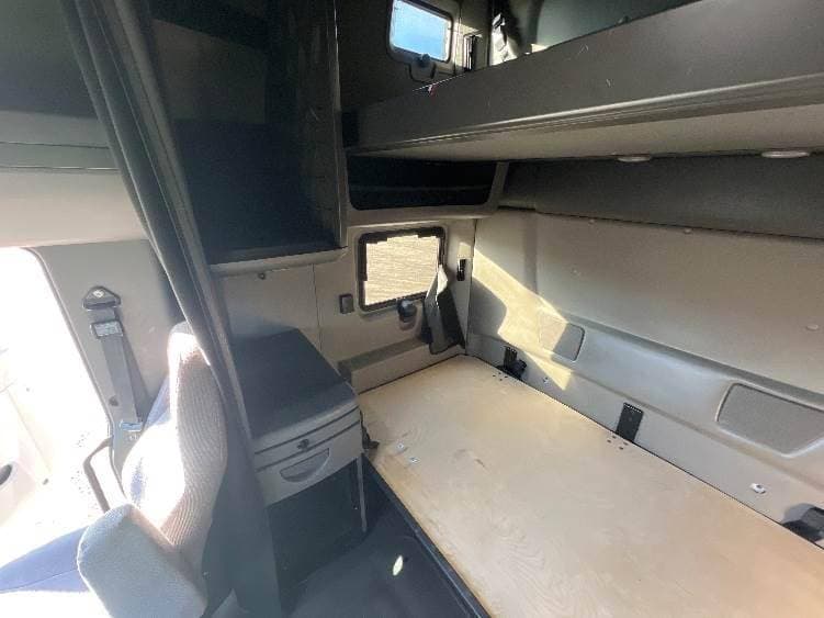 2022 International LT625 image 7