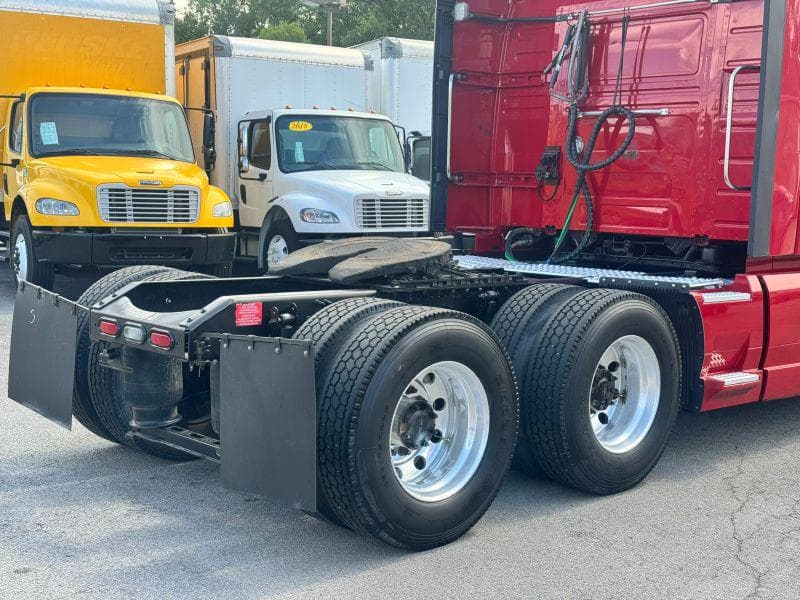 2020 Volvo VNL image 10