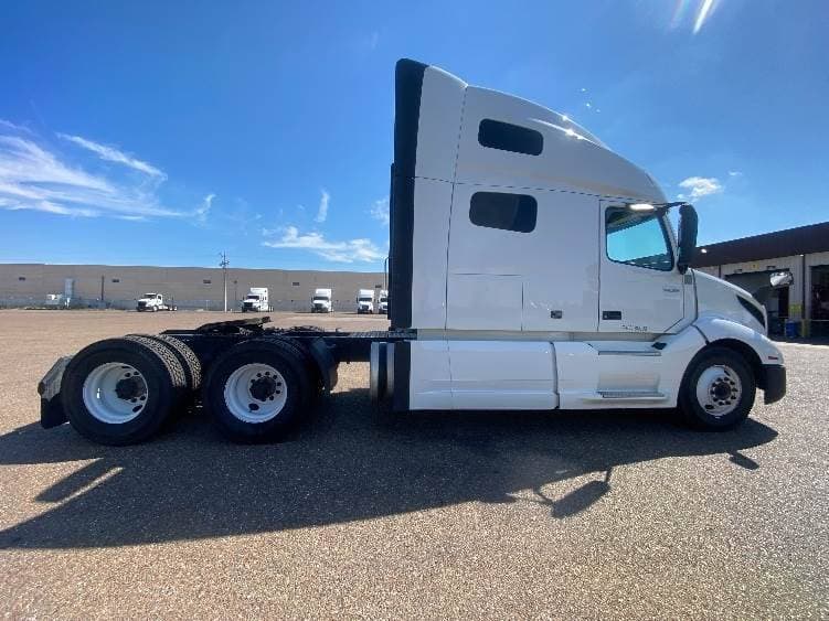 2022 Volvo VNL image 8