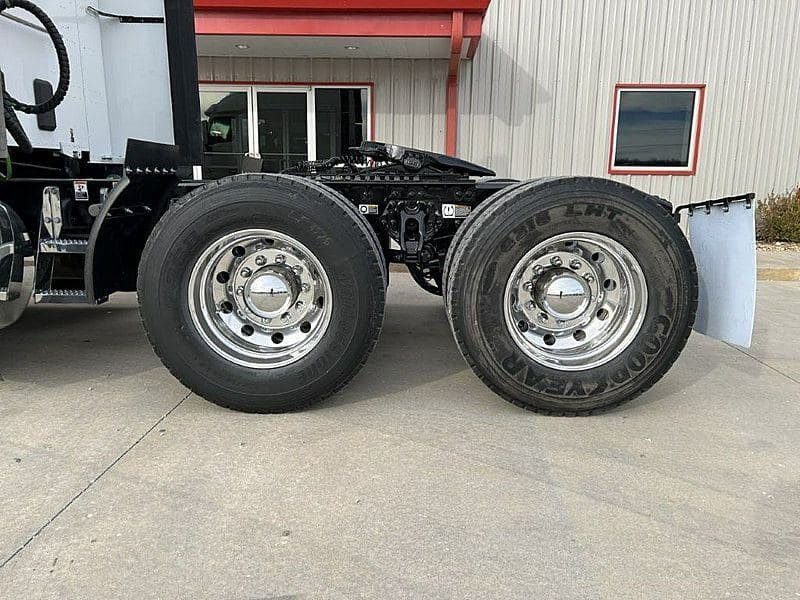 2021 Peterbilt 579 image 2