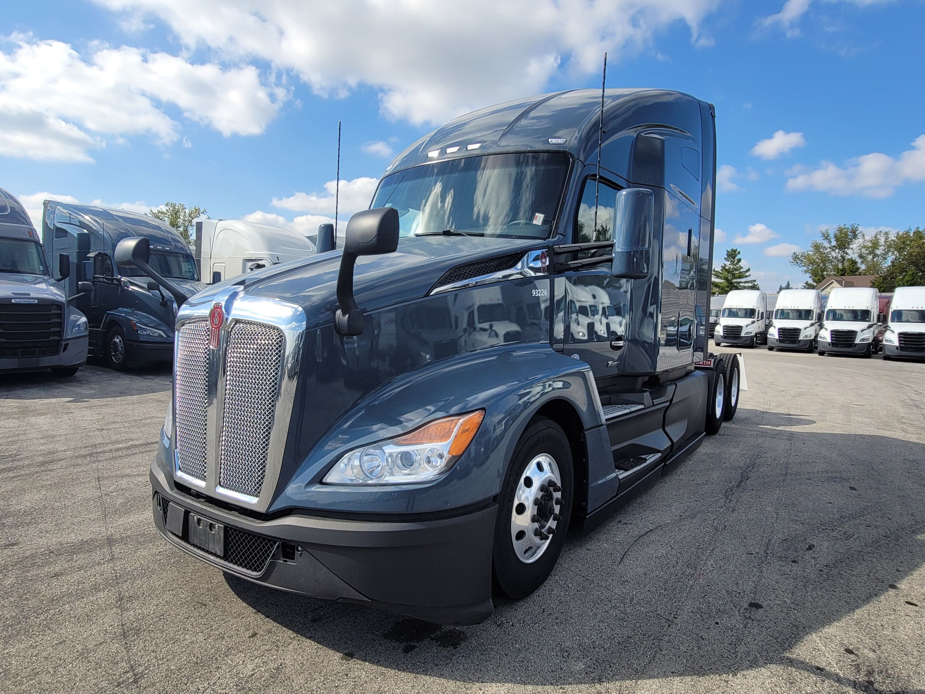 2023 Kenworth T680 image 1