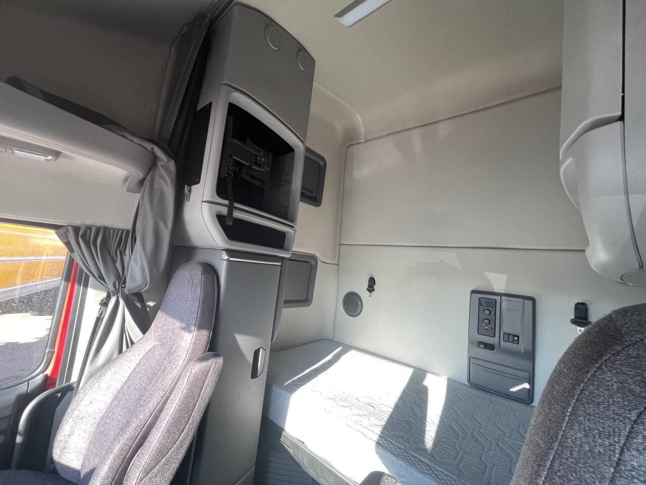 2022 Volvo VNL image 12