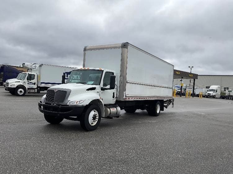 2022 International MV607 Box Truck - 220HP, 6 Speed Automatic, Roll up Door image 3