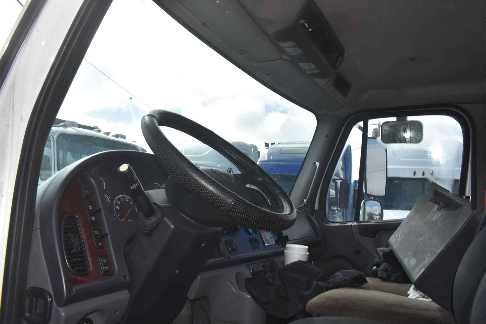 2017 Freightliner M2 image 5