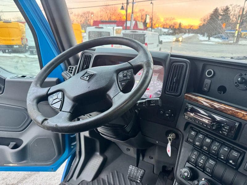 2019 International LT image 21