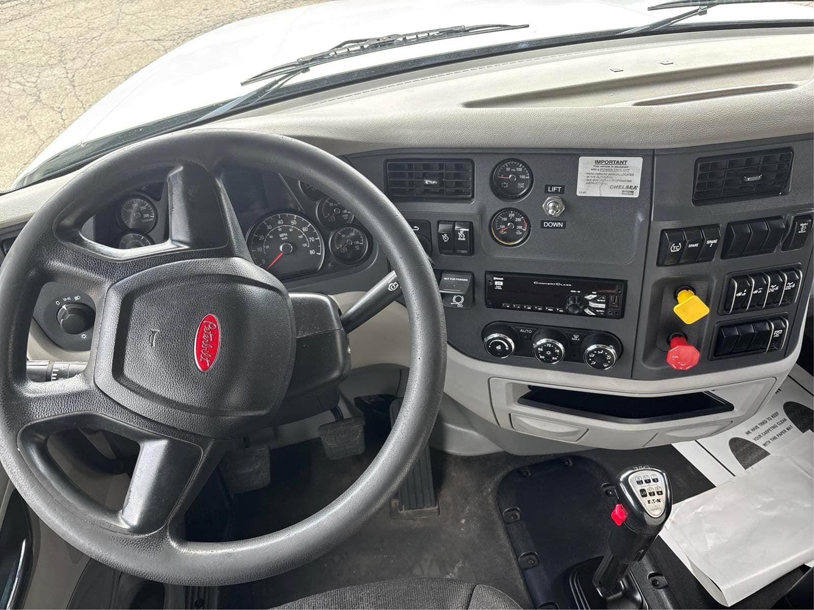 2020 Peterbilt 567 image 13