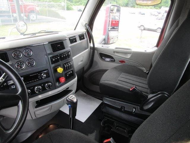 2020 Peterbilt 567 image 6