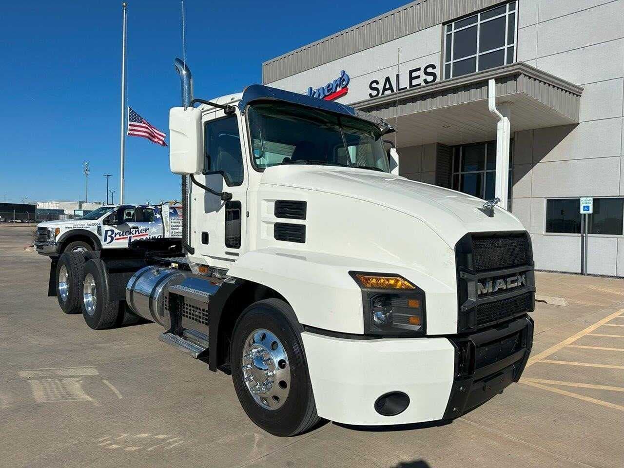 Used 2022 MACK ANTHEM Conventional - Day Cab  image 3