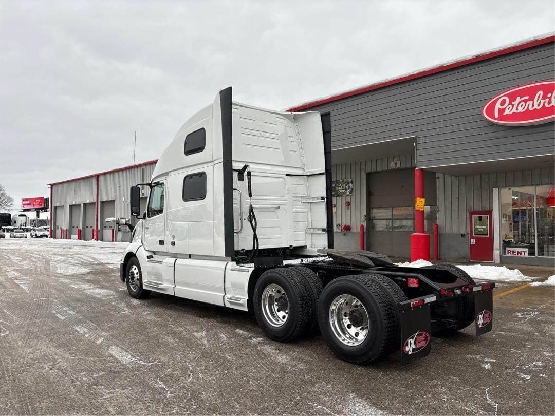 2023 Volvo VNL64T860 image 2