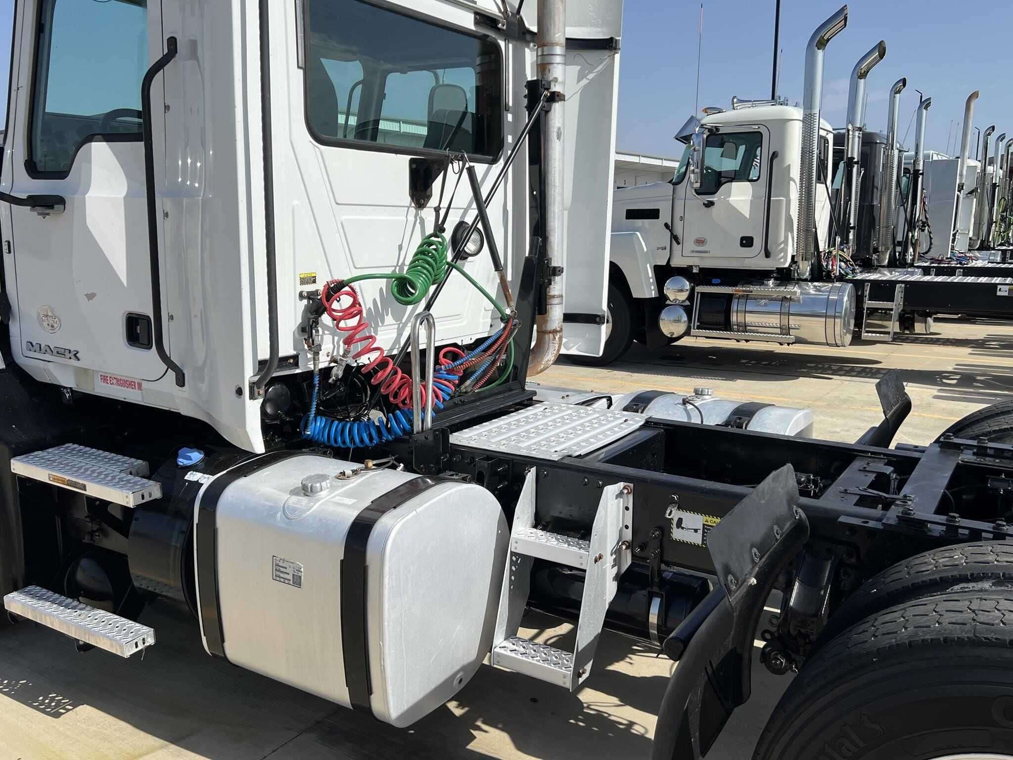 Used 2017 MACK 600 Conventional - Day Cab image 7