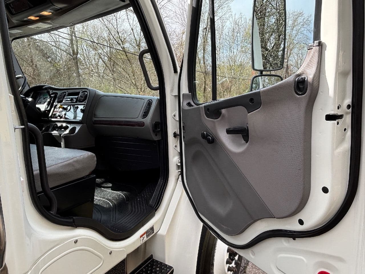 2019 Freightliner M2106 image 26