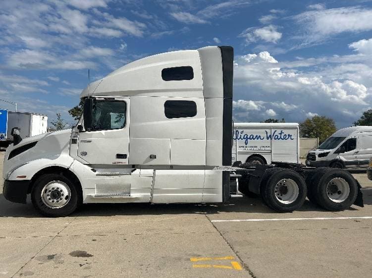 2023 Volvo VNL image 16