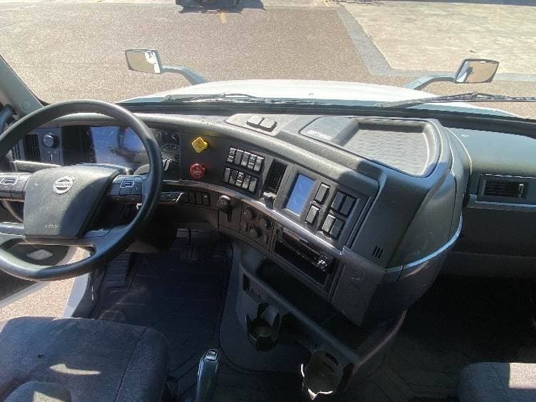 2022 Volvo VNL image 11