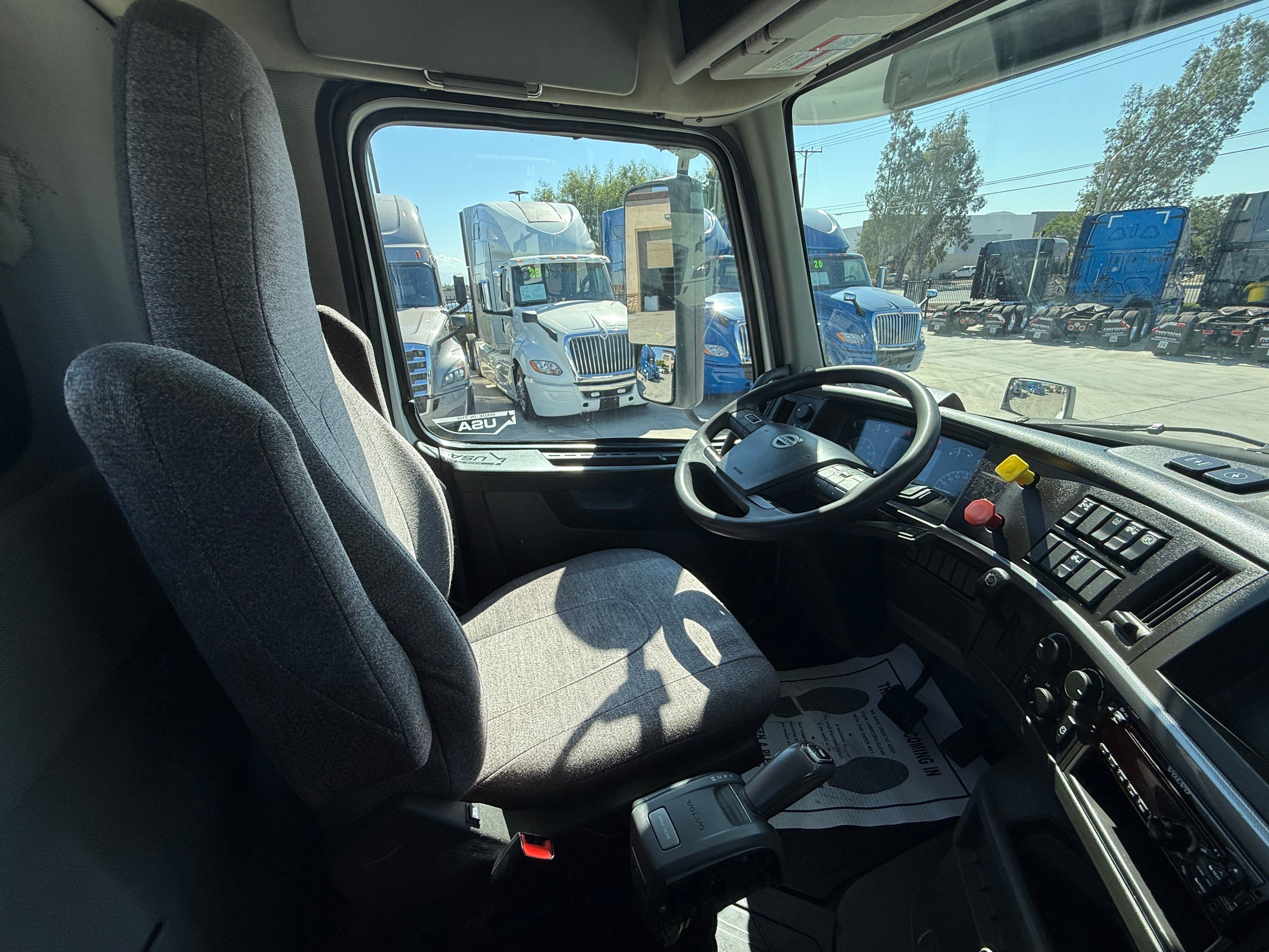 2019 Volvo VNL64T300 image 23