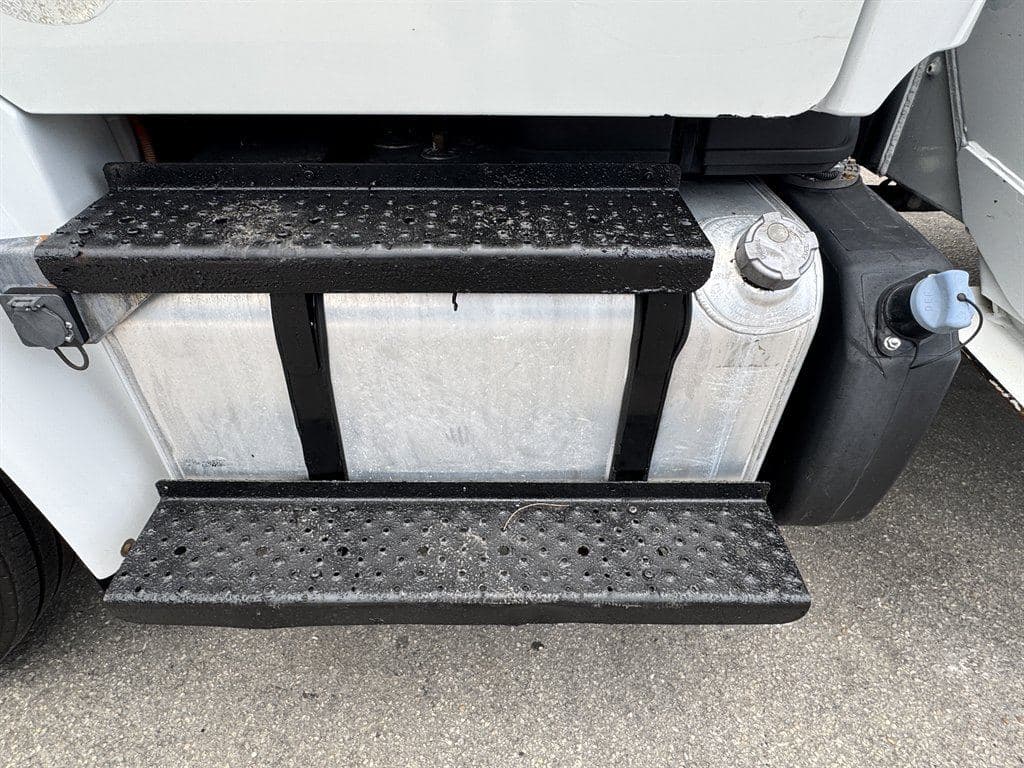 2018 Freightliner M2-106 image 40