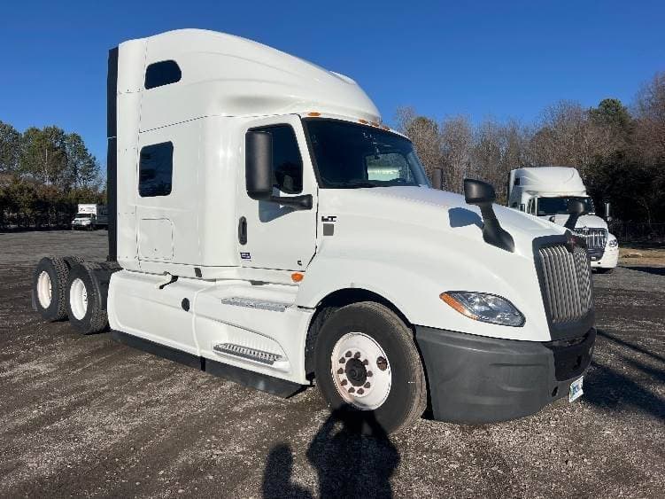 2022 International LT625 image 1