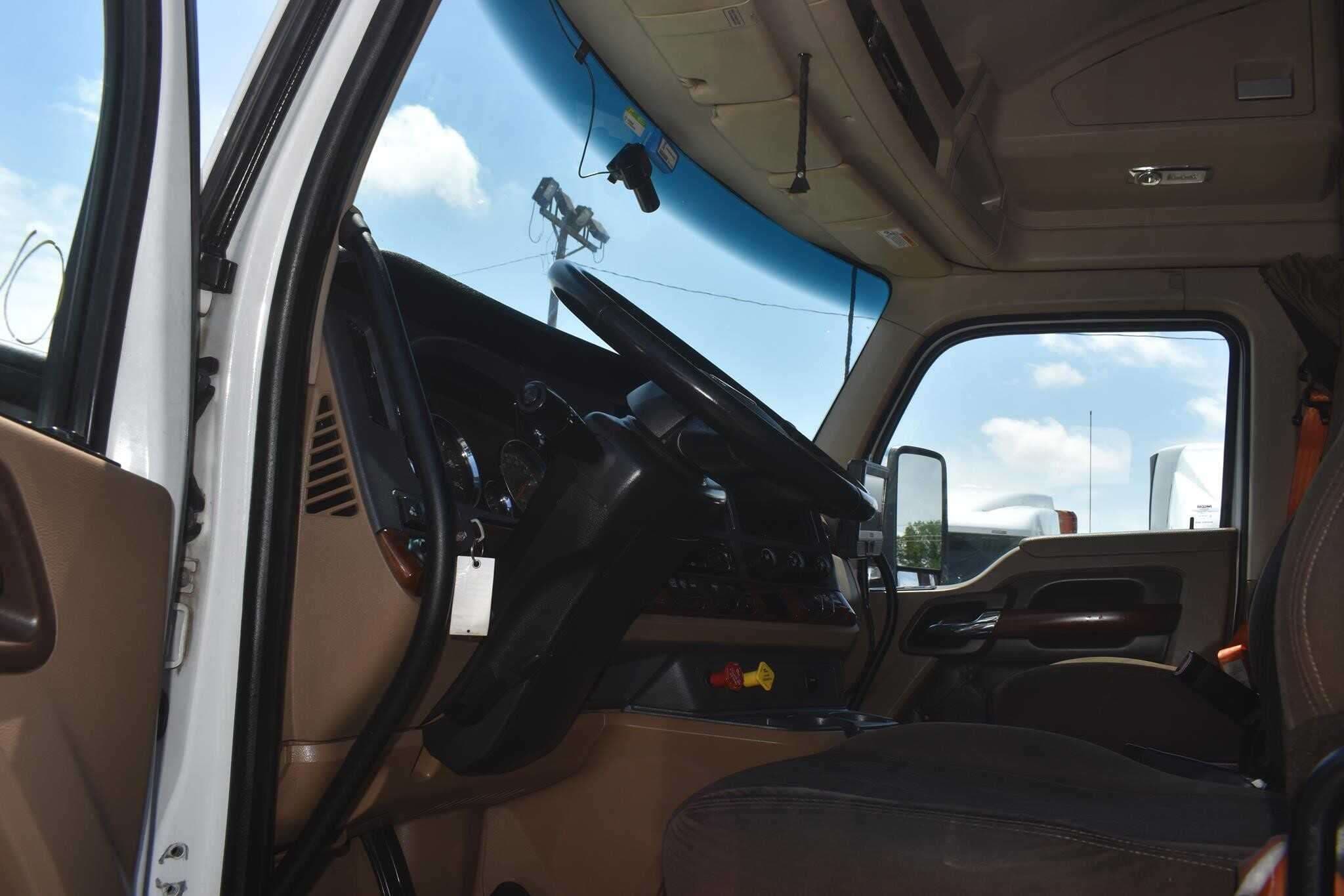 2022 Kenworth T680 image 2