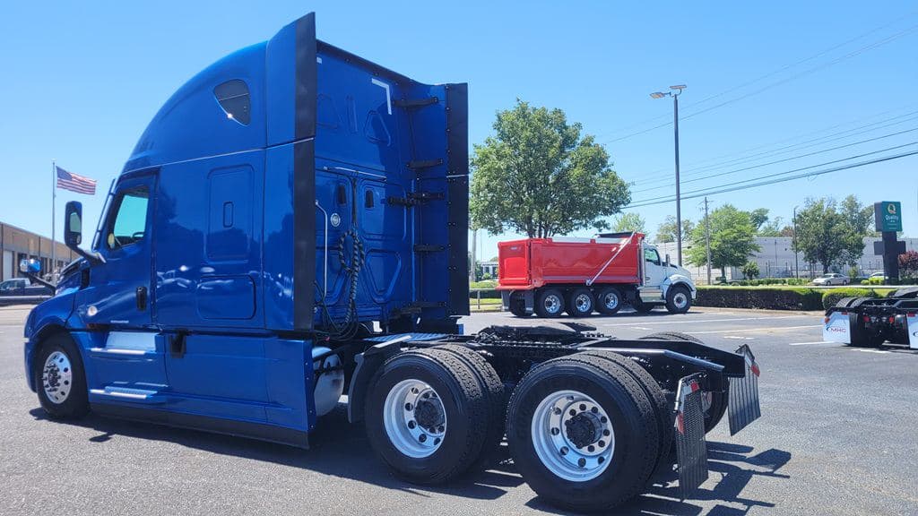 Used 2022 FREIGHTLINER PT126064ST image 15