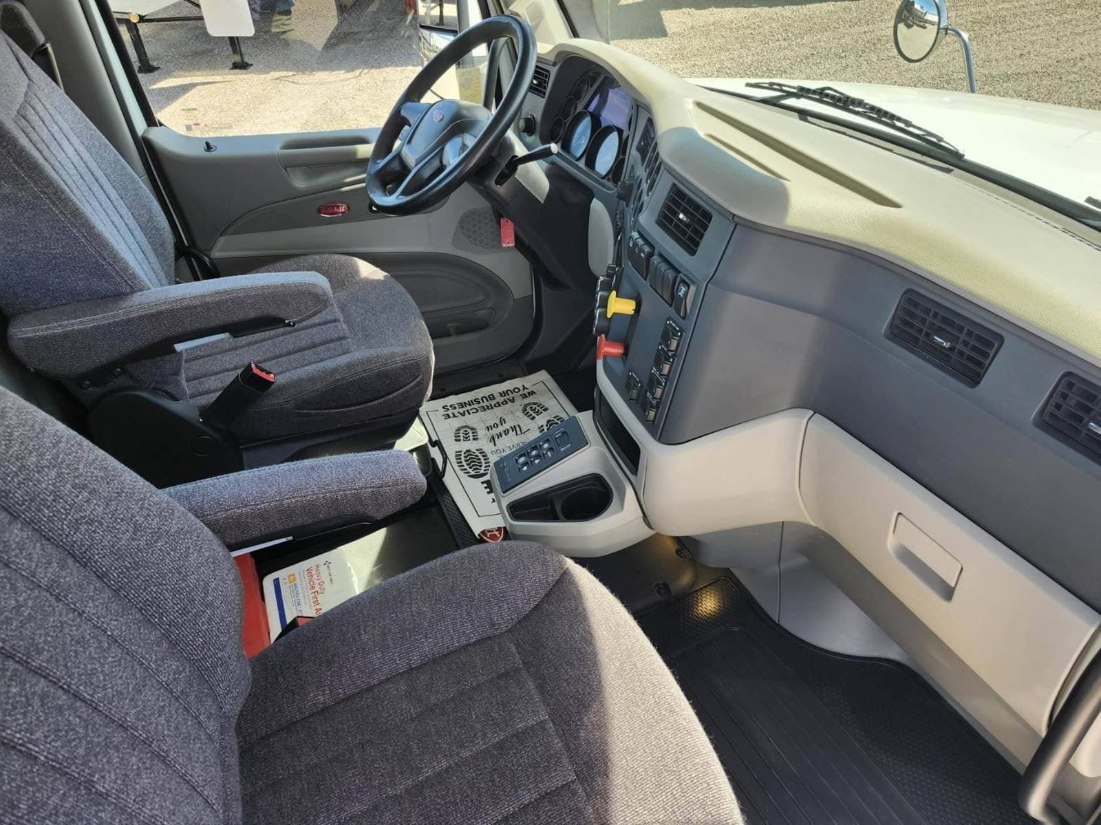 2018 Peterbilt 567 image 10