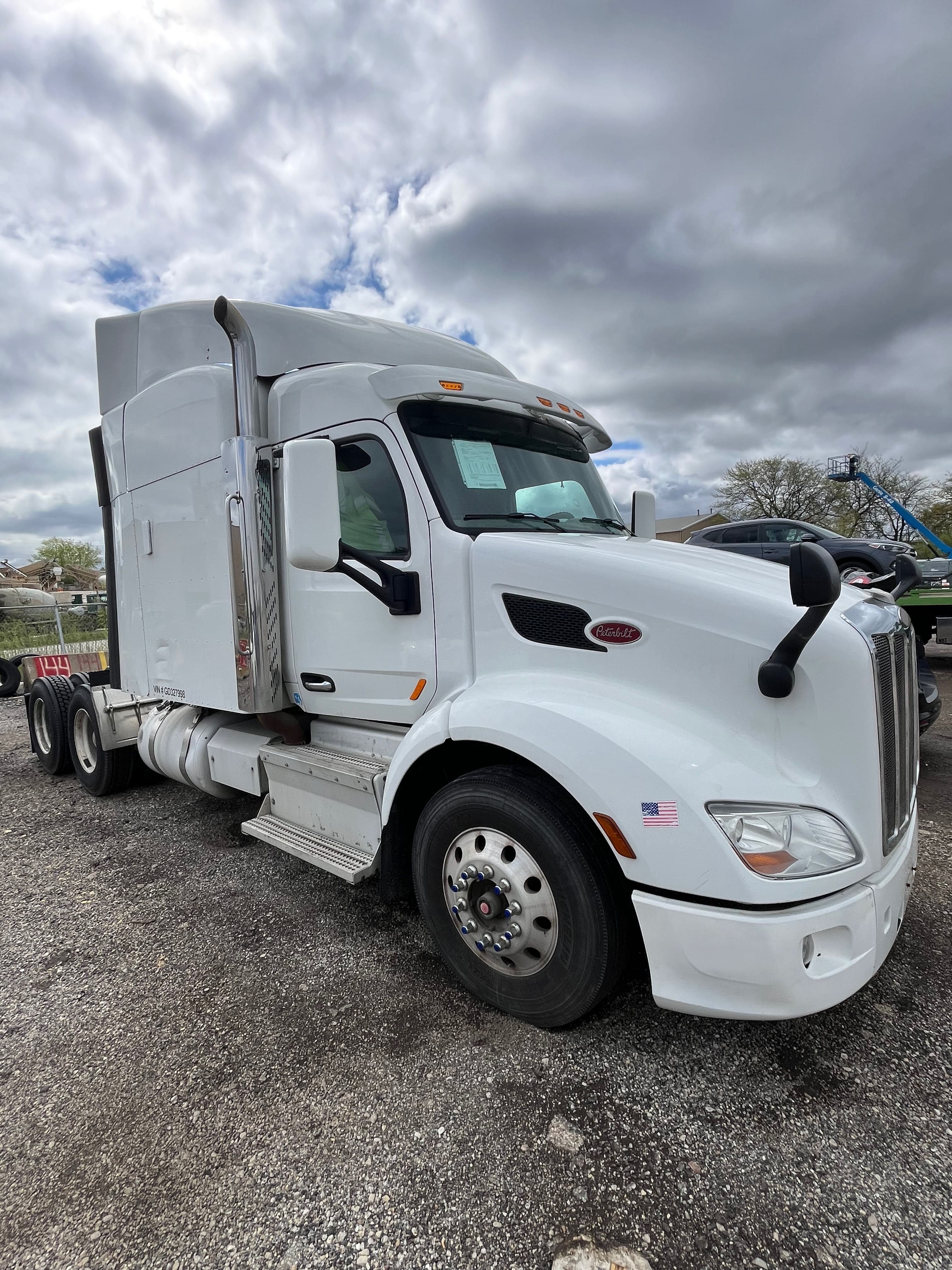 2016 Peterbilt 579 image 3