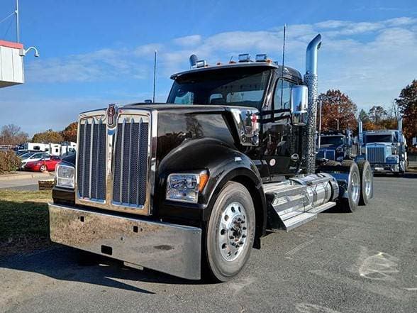 2025 Kenworth W990 image 1