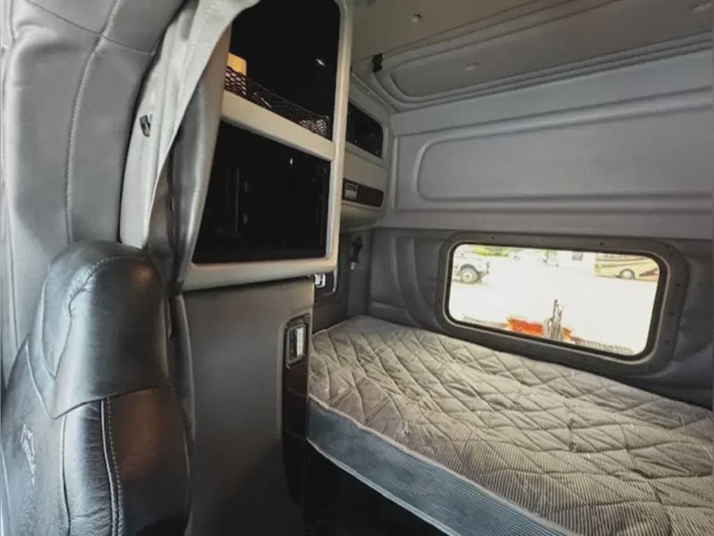 2022 Peterbilt 389 image 8