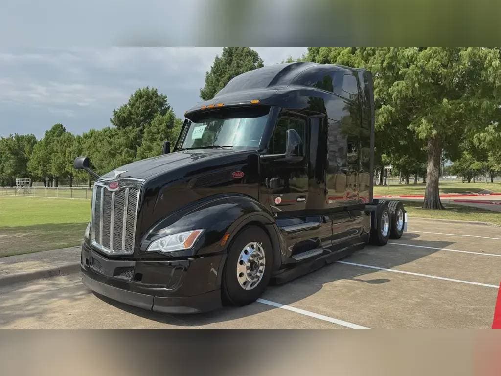 2022 Peterbilt 579 image 1