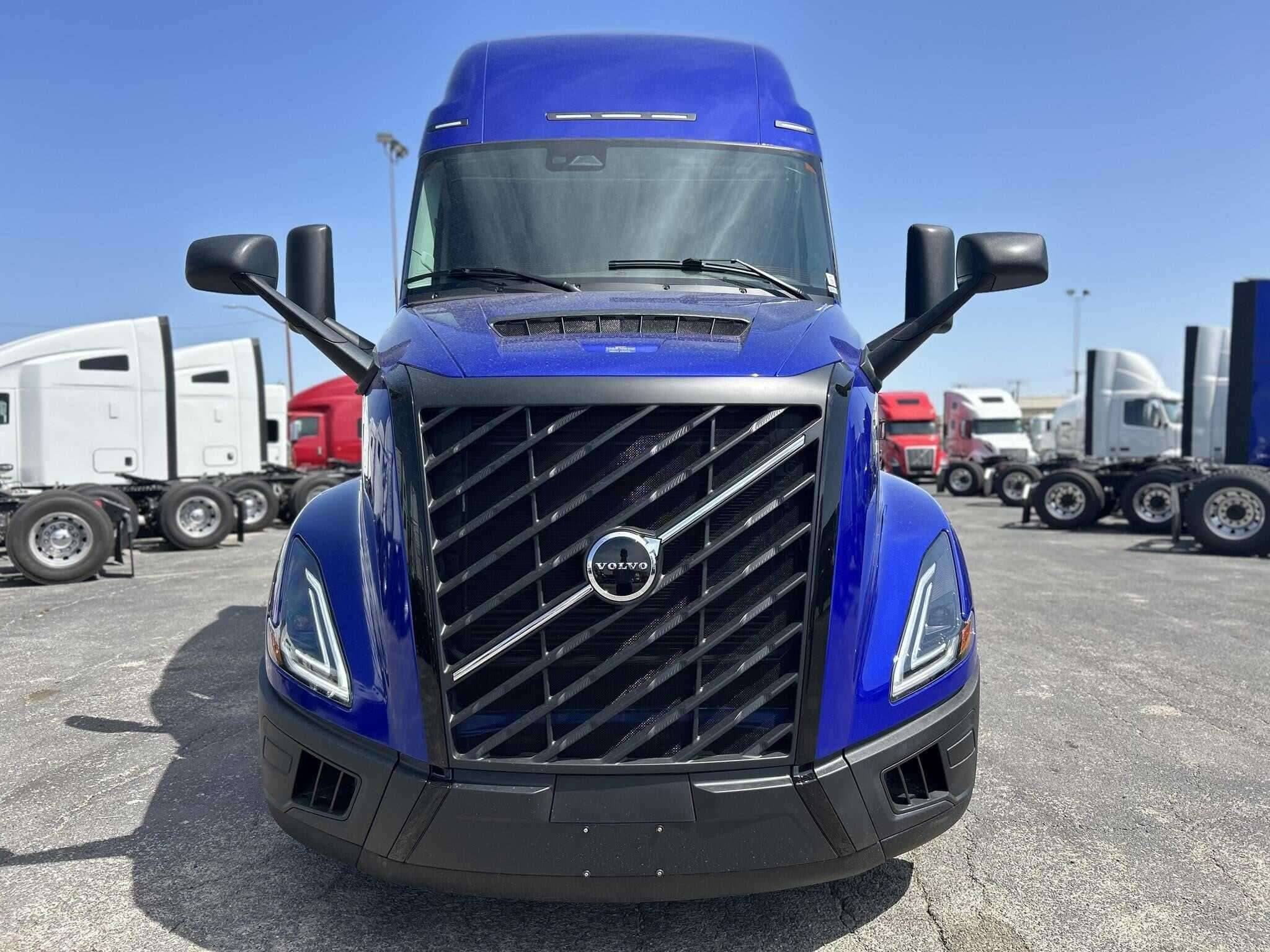 2025 Volvo NEW VNL image 2