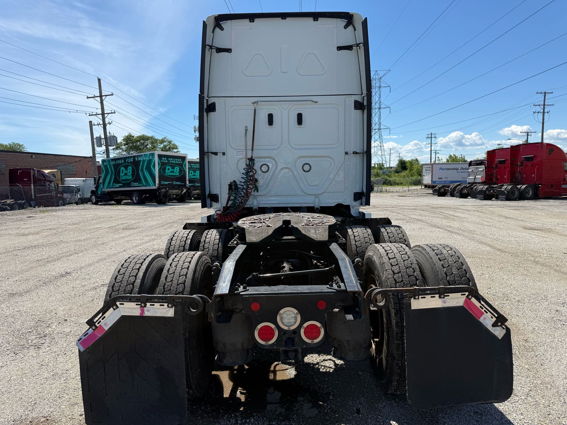 2023 Freightliner - Cummins Engine - 438k - 15k Hours! image 8