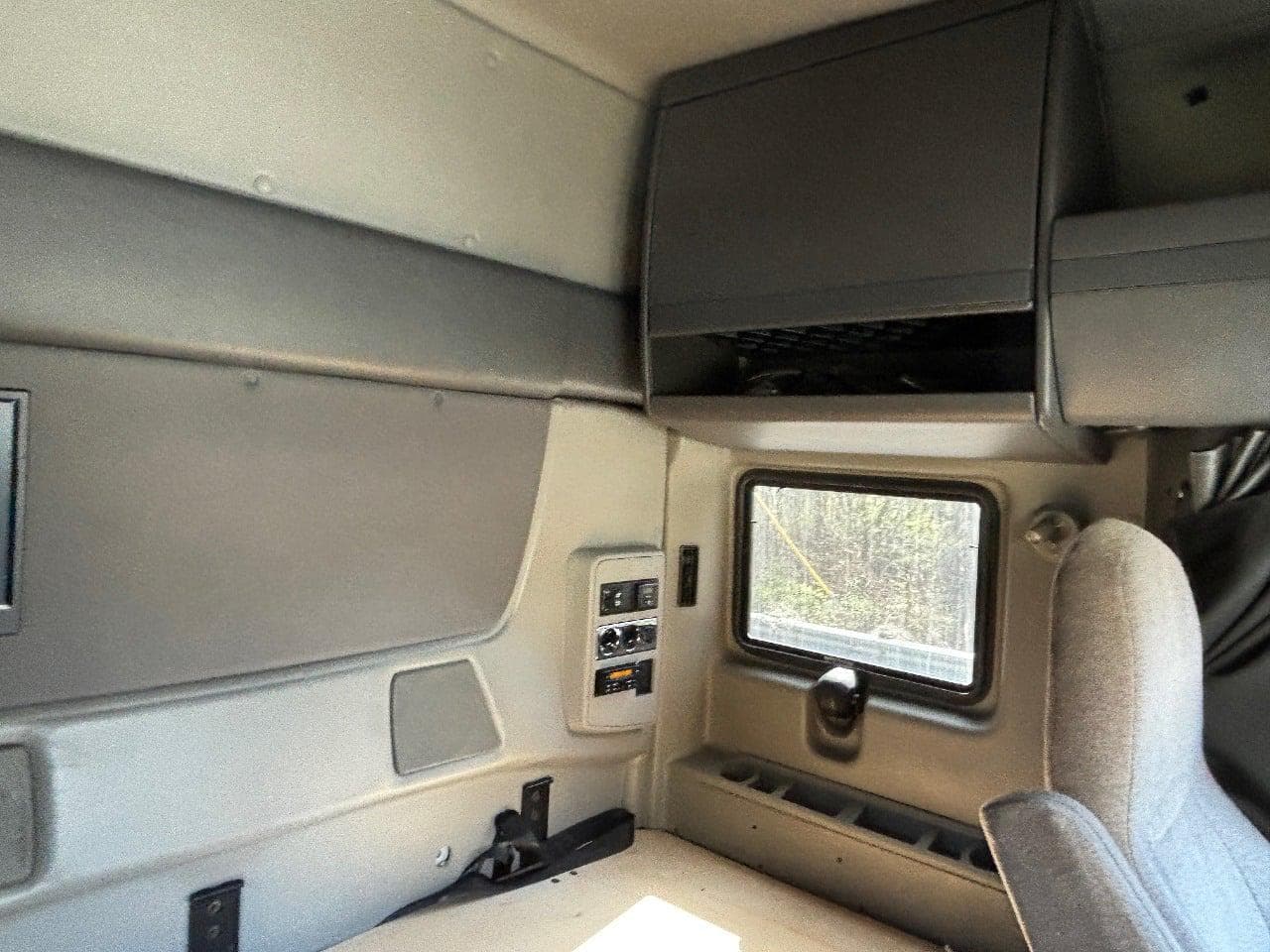 2018 International LT625 image 17