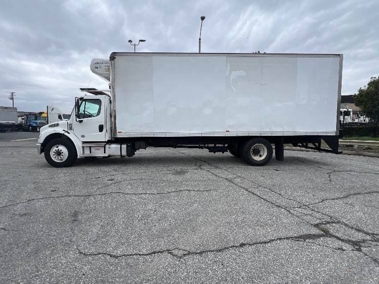 2021 Freightliner M2 image 2