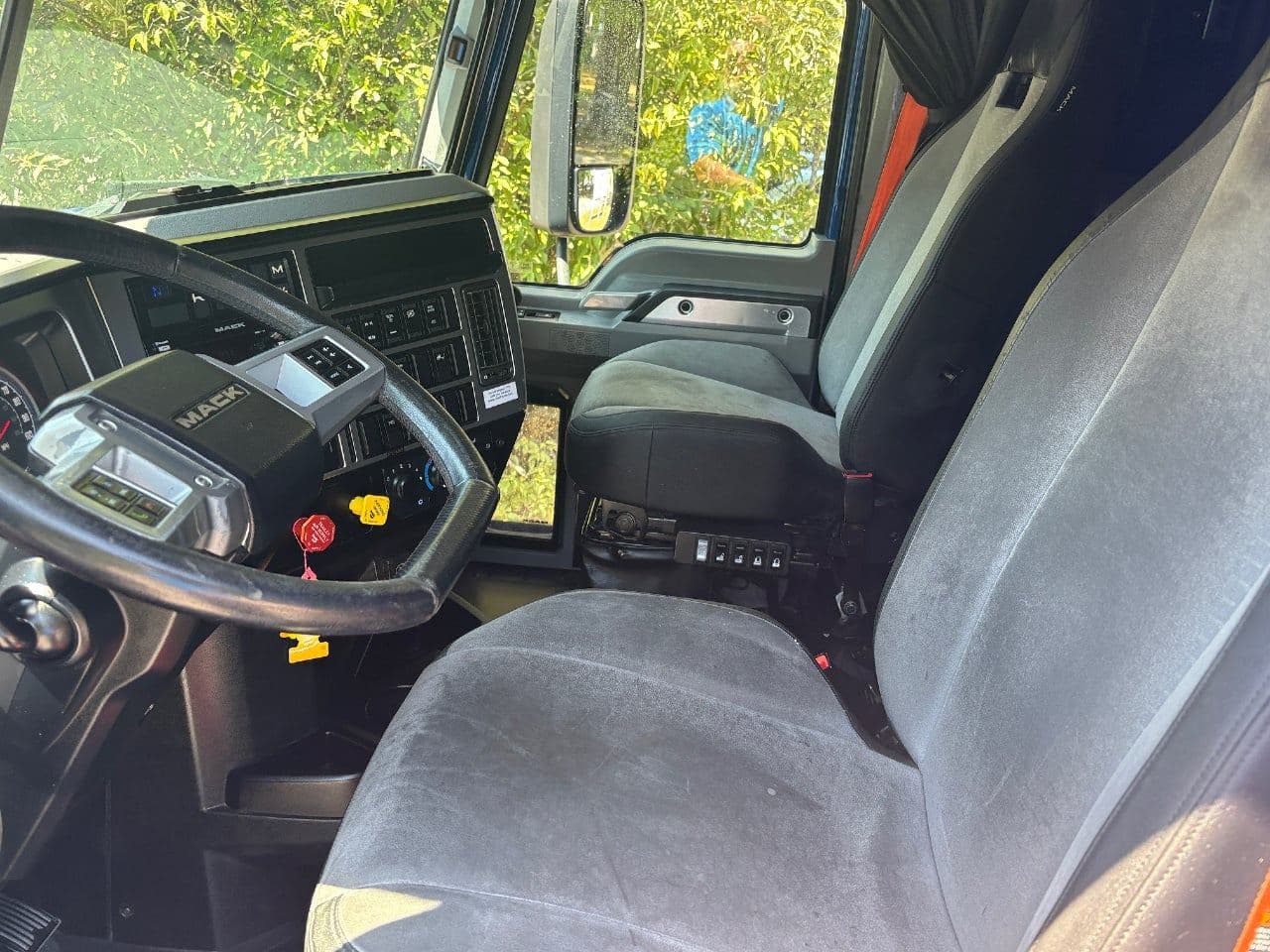 2019 Mack Anthem image 15