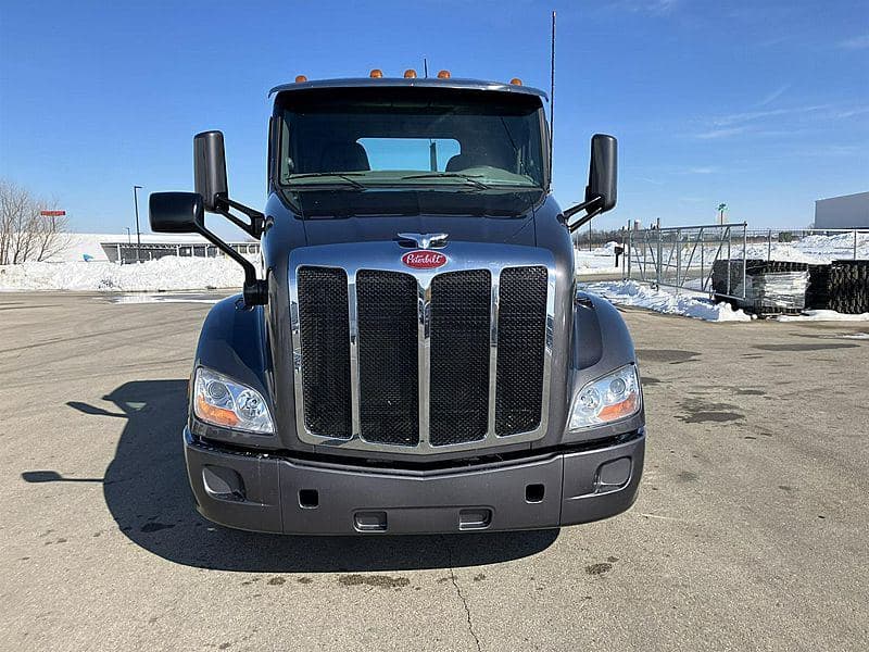 2021 Peterbilt 579 image 2