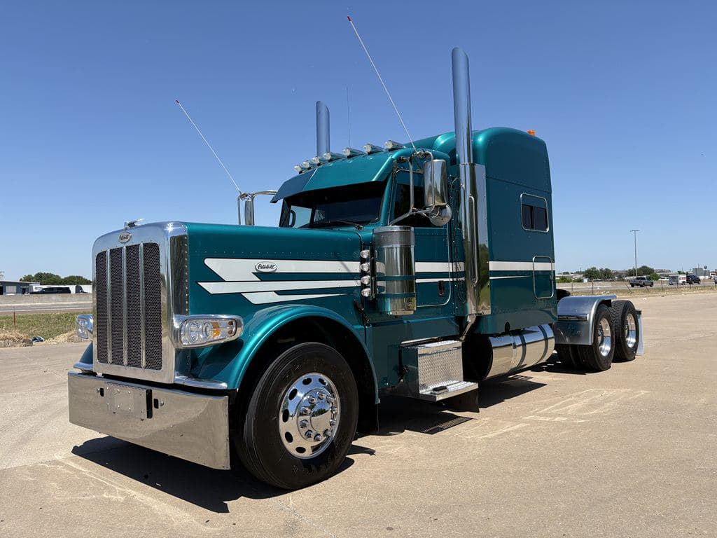 Used 2024 PETERBILT 389 image 2