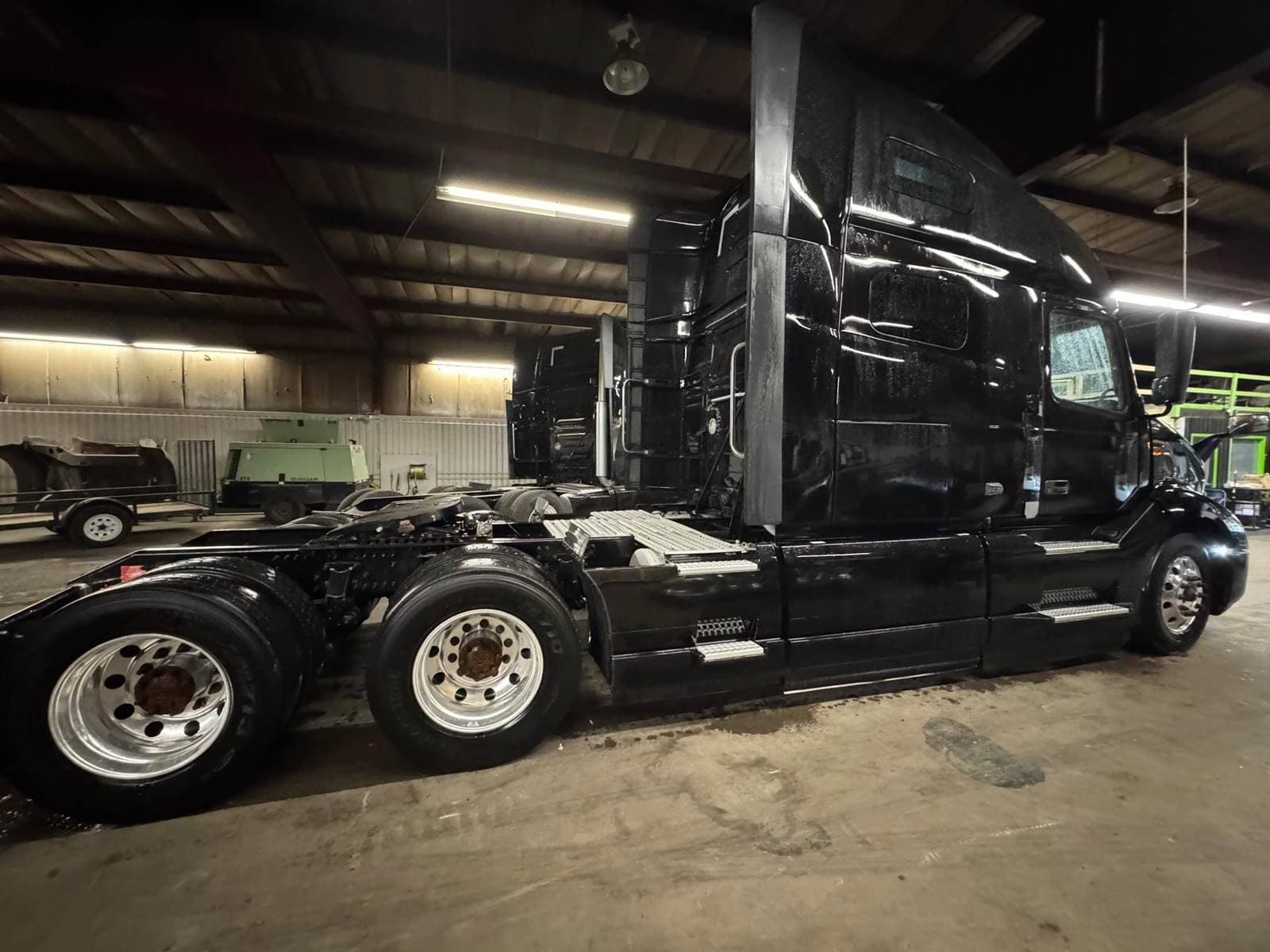 2023 Volvo VNL image 6