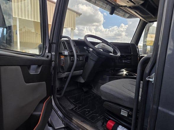 2020 Volvo VNL64T760 image 12